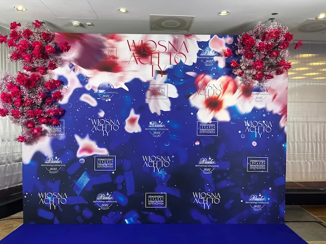 Perła Dermatologii — press wall z aranżacją kwiatową